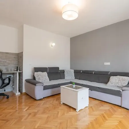 House Tone, Imotski-drum-makarska *